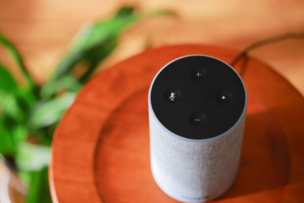 シニアにも使いやすい実用的な電子機器のイメージ
