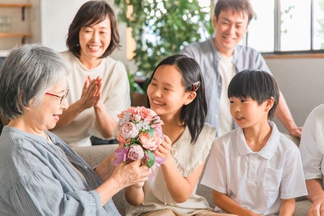 敬老の日にプレゼントを渡すイメージ画像