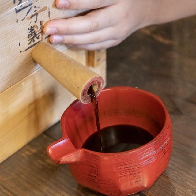 親子でも楽しめる】静岡/明治屋醤油 /醤油搾り(火入れなし)体験、味見